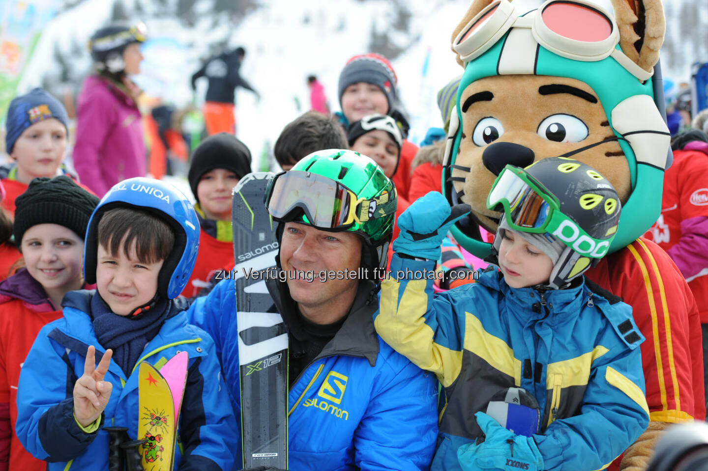 Fritz Strobl (ehem. Skistar) mit teilnehmenden Kindern : „School on Snow“: All inclusive-Schulskikurse für Österreichs Schülerinnen & Schüler in Top-Skigebieten : Fotocredit: SBG-Events/Erich Spiess