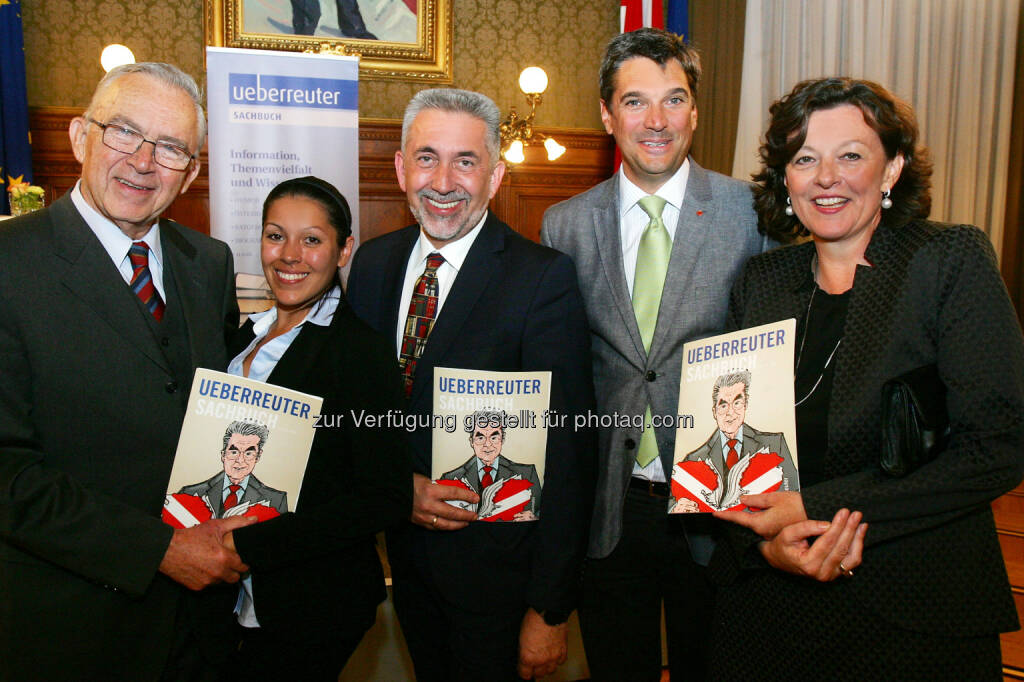 Gustav Glöckler sen., Gisela Glöckler, Georg Glöckler (Eigentümer und Verleger seit 2014), Matthäus Salzer (Enkel des Gründers u Eigentümer bis 2014), Birgit Schott (Verlagsleiterin) : 70 Jahre Carl Ueberreuter Verlag : Fotocredit: Carl Ueberreueter Verlag GmbH/APA-Fotoservice/Hautzinger, © Aussendung (06.09.2016) 