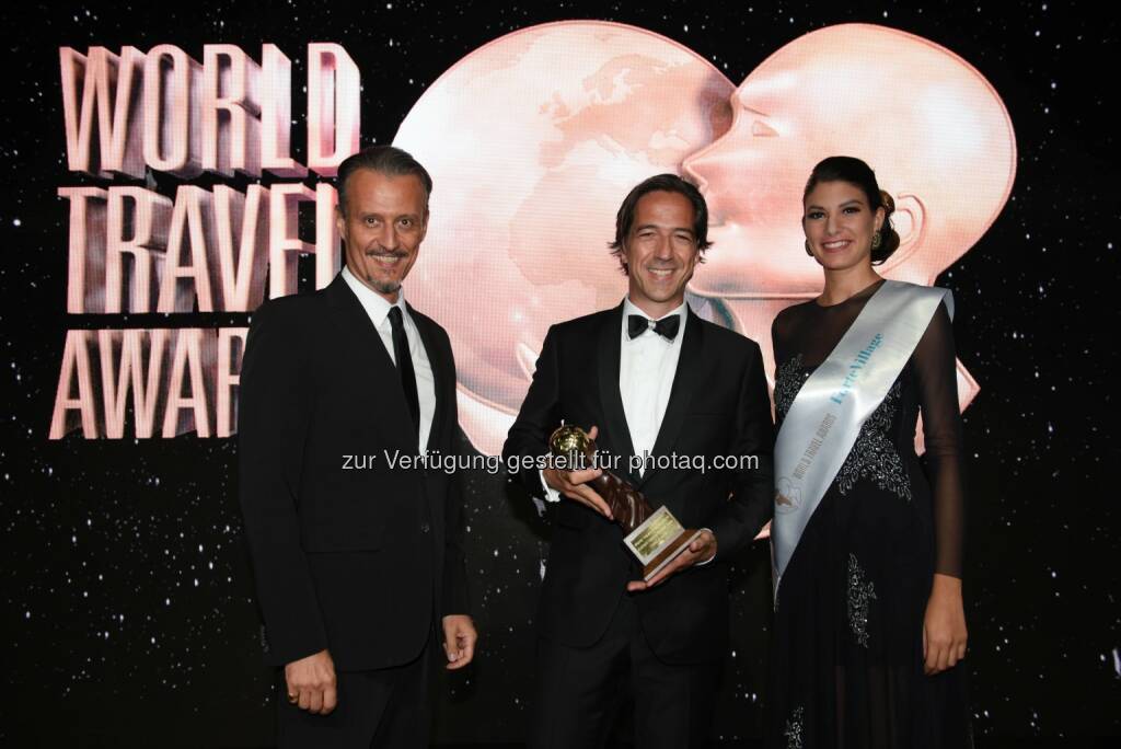 Simeone Latini (Gastgeber World Travel Awards), Axel Pfefferkorn (Direktor Aurelio) :  Hotel & Chalet Aurelio Lech als „Austria's Leading Boutique Hotel 2016“ ausgezeichnet : Fotocredit: World Travel Awards, © Aussendung (06.09.2016) 