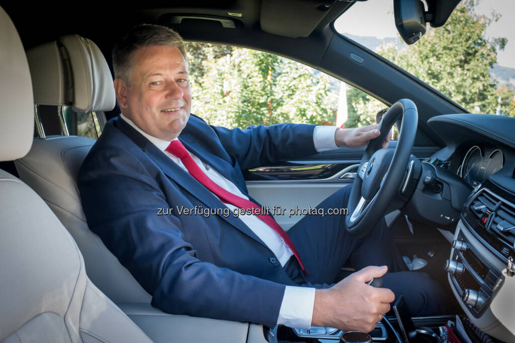 Andrä Rupprechter (Bundesminister für Land- und Forstwirtschaft, Umwelt und Wasserwirtschaft) setzt auf innovative Mobilität – mit einem BMW 740Le xDrive iPerformance : Fotocredit: ©BMW Group, © Aussender (07.09.2016) 