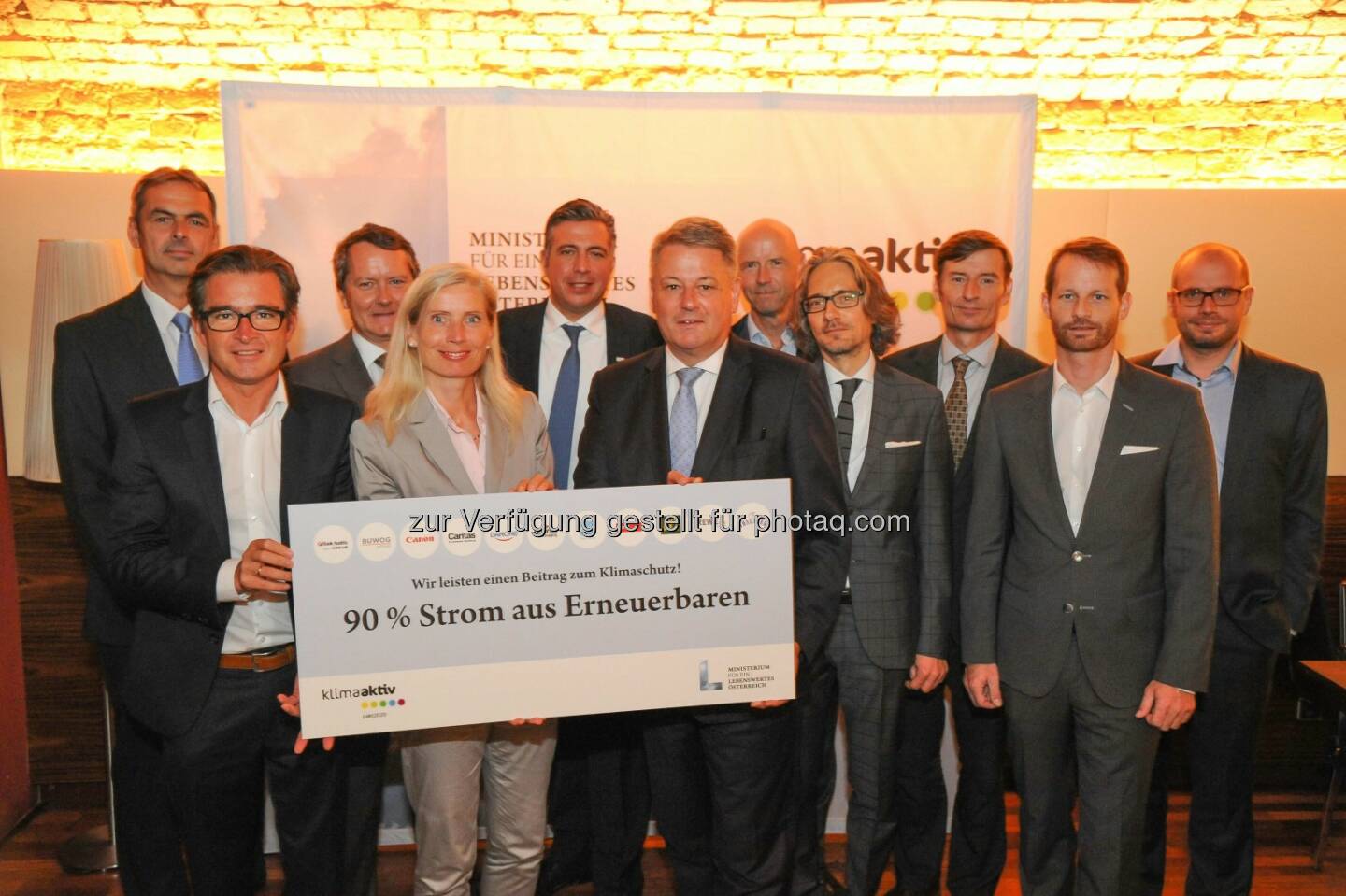 Günther Marchtrenker (GF hali Büromöbel) • Franz Reitbauer (GF Greiner Packaging Austria) • Christian Hofer (GF Hoval) • Tanja Dietrich-Hübner (Leiterin Stabstelle Nachhaltigkeit Rewe International AG) • Andreas Holler (GF Buwog Group) • Andrä Rupprechter (Umweltminister) • Peter Saak (GF Canon Austria) • Andreas Hahn (Leiter Identity & Communications Bank Austria) • Herbert Schlossnikl (Vorstand Vöslauer Mineralwasser AG) • Holger Hirmann (Director Development & Real Estate McDonald´s Österreich) • Dimitri van der Heyden (GF Danone Austria) : Klimaaktiv Paktpartner wichtig für Energiewende : Fotocredit: bmlfuw/Fuchs