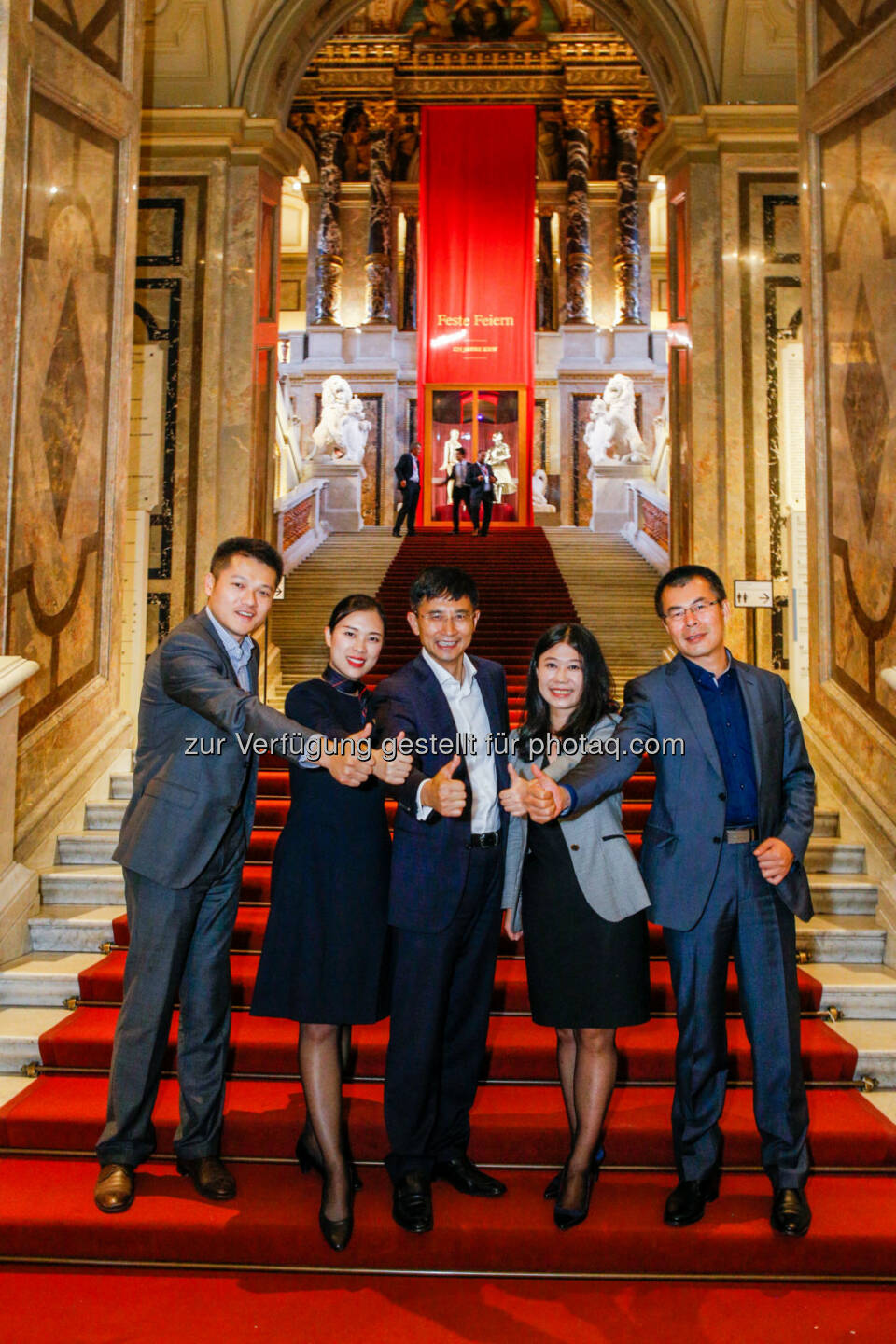 Jay Peng (Managing Director Huawei Austria), David Tang (President CEE & Nordic Region von Huawei), Guan Jun (President of Huawei CEE & Nordic European Enterprise Business Group) : Huawei lädt zum Partner- & Education-Kongress in die Wiener Hofburg : Fotocredit: Huawei/Husar