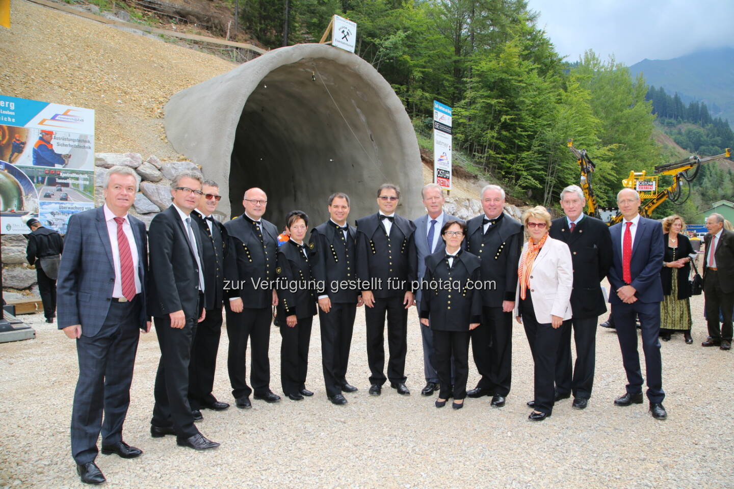 Anton Lang (Landesrat), Christopher Drexler (Landesrat), Josef Pappenreiter (VA Erzberg-Vorstand), Robert Galler (ZaB-Leiter), Christine Holzweber (Bgm Eisenerz), Michael Schickhofer (LH-STv. Stmk.), Wilfried Eichlseder (Montanuni-Rektor), Reinhold Mitterlehner (Wissenschafts- und Wirtschaftsminister Vizekanzler), Martha Mühlburger (Montanuni-Vizerektorin), Hermann Schützenhöfer (LH Stmk.), Waltraud Klasnic (Montanuni-Uniratsvorsitzende), Hannes Androsch (Uniratsvorsitzender a.D.), Herbert Kasser (bmvit-Generalsekretär) : Baubeginn für das „Zentrum am Berg“ : Fotocredit: Montanuniversität Leoben