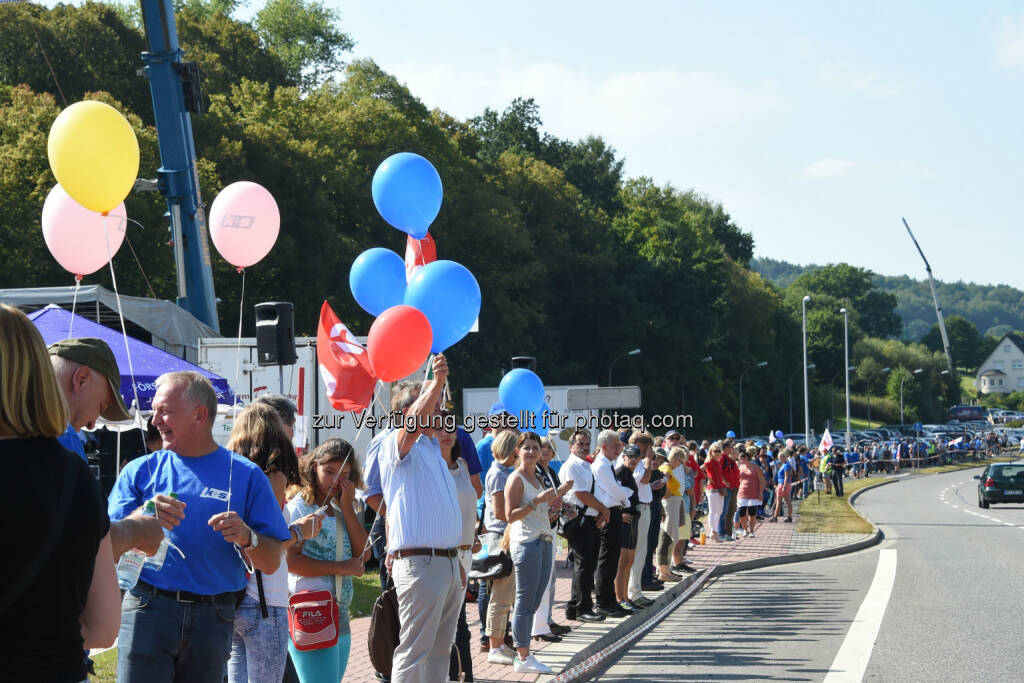 Menschenkette im Werratal : Mehr als 12.000 Menschen haben am Donnerstag, 8. September 2016, ein Zeichen für den Kalibergbau im Werratal gesetzt : eine 13 Kilometer lange Menschenkette von Unterbreizbach über Philippsthal nach Heringen, den drei K+S Produktionsstandorten des Verbundwerks Werra in Hessen und Thüringen : Fotocredit: K+S KALI GmbH, © Aussender (08.09.2016) 