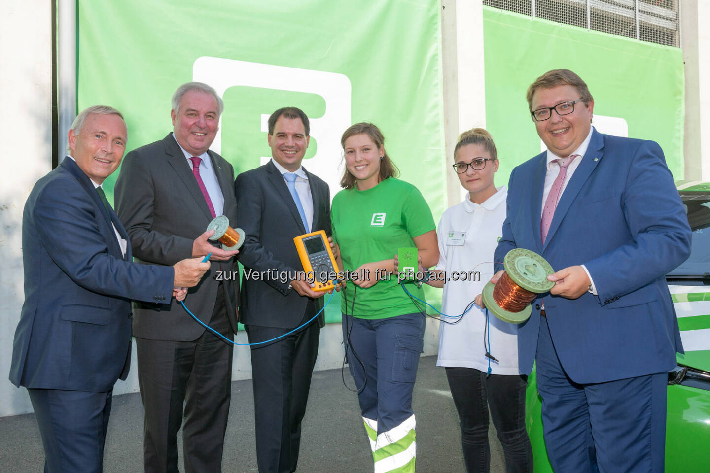 Christian Purrer (Vorstandssprecher), Hermann Schützenhöfer (LH Stmk.), Michael Schickhofer (LH-Stv. Stmk.), 2 Lehrlinge der Energie Steiermark, Martin Graf (Vorstandsdirektor) : Seit 1956 hat Energie Steiermark 1000 Lehrlinge ausgebildet : Fotocredit: Energie Steiermark/Aldrian