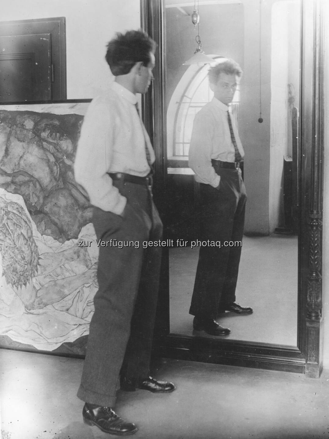 Egon Schiele in seinem Hietzinger Atelier, 1915, Leopold Privatsammlung : Großes Schiele-Symposium im Leopold Museum - Neue Blickwinkel: Expertinnen und Experten betrachten Egon Schieles facettenreiches Werk : Fotocredit: Leopold Museum/Fotograf: Johannes Fischer