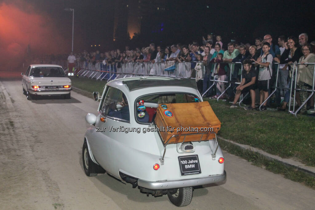 BMW Isetta bei der Linzer Klangwolke : 100 Jahre BMW und 50 Jahre Johannes Kepler Universität – bei der Linzer Klangwolke gab es gleich mehrere Jubiläen zu feiern : BMW lud die Besucher mit einem Fahrzeugkonvoi auf eine Zeitreise durch die Geschichte der Mobilität : Fotocredit: BMW @ Linzer Klangwolke 2016 (11.09.2016) 