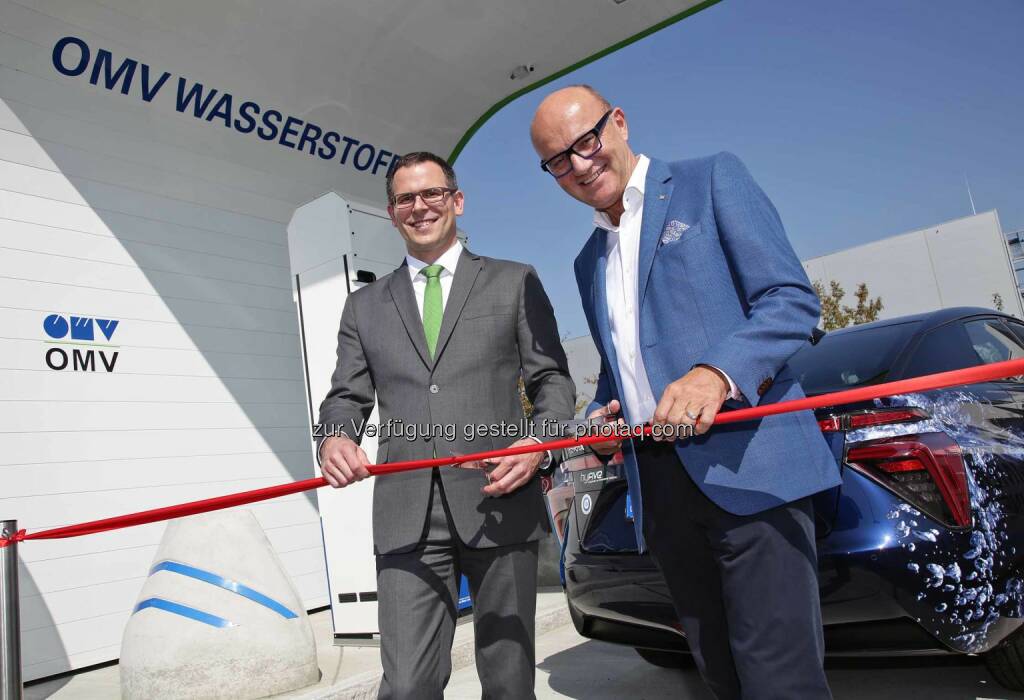 W. Gepp (Leiter des OMV Tankstellengeschäftes Österreich), R. Seeber (Mitglied des Bundesrates): Eröffnung der OMV Wasserstofftankstelle in Asten 13.Sept.2016 (C) Martin Eder, © Aussendung (13.09.2016) 