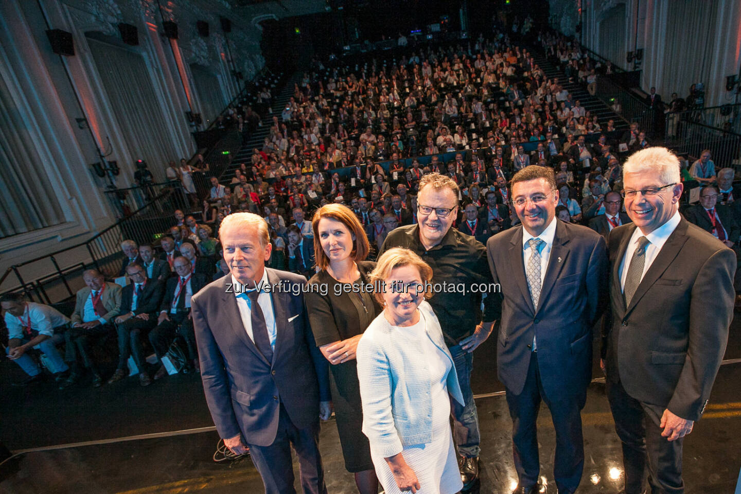 Reinhold Mitterlehner (Vizekanzler und Bundesminister), Henrietta Egerth (FFG-GF), Gertrude Tumpel-Gugerell (FFG-Aufsichtsratsvorsitzende), Stefan Ruzowitzky (Regisseur und Oscar-Preisträger), Jörg Leichtfried (Bundesminister), Klaus Pseiner (FFG-GF) :  FFG Forum 2016: Österreichs Wirtschaft und Gesellschaft modernisieren : Fotocredit: FFG/Klaus Morgenstern