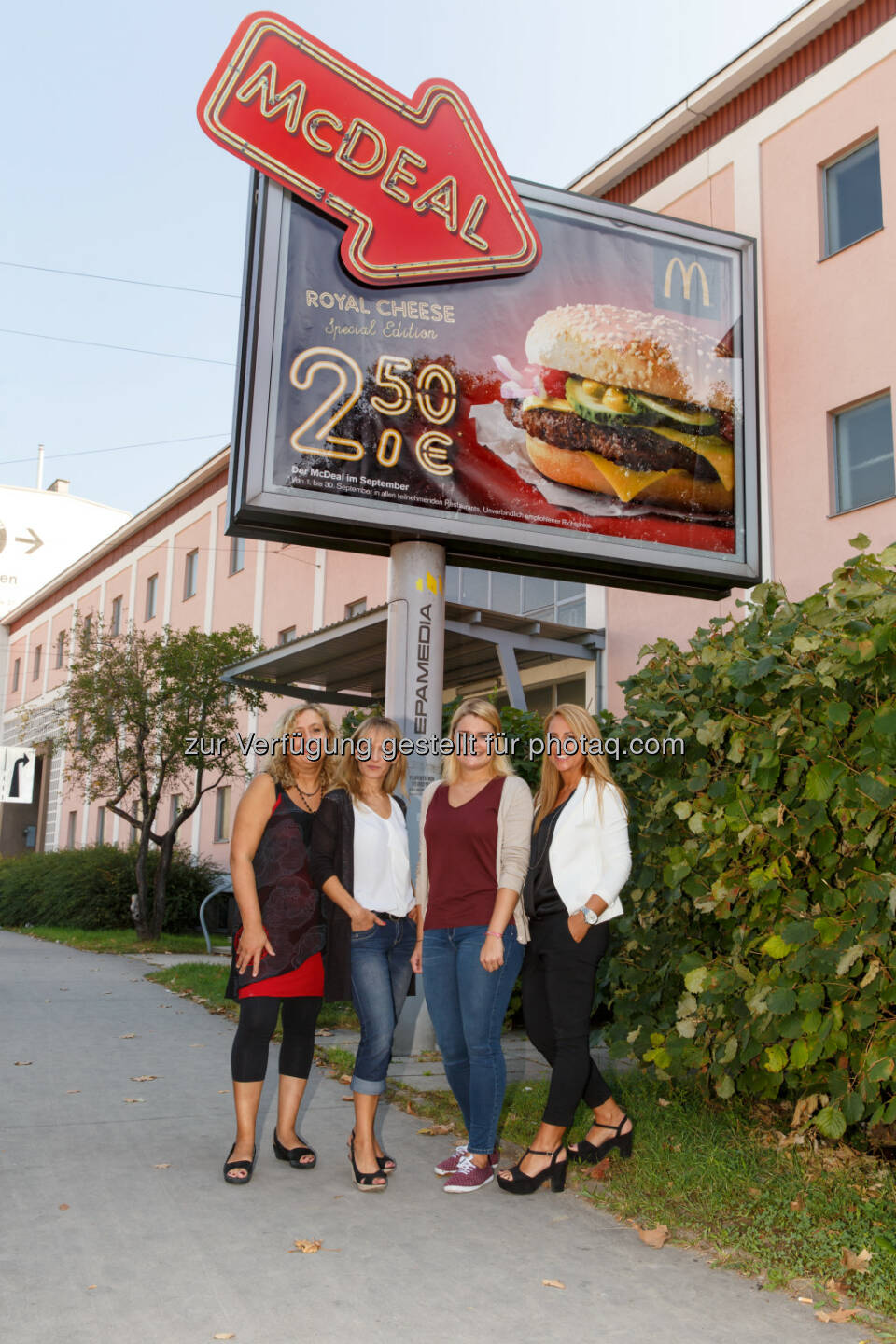 Sandra Veronese (DDB Tribal, Kundenberatung, Key Account Management), Bisi Andrejevic (OMD), Julia Pongratz (McDonald’s, Junior Specialist Marketing), Hülya Cetin Dogan (Epamedia, Key Account Manager) : Burger zu jeder Tageszeit : McDonald’s Österreich setzt auf kreative Sonderumsetzung bei Epamedia : Fotocredit: Epamedia/Schiffl