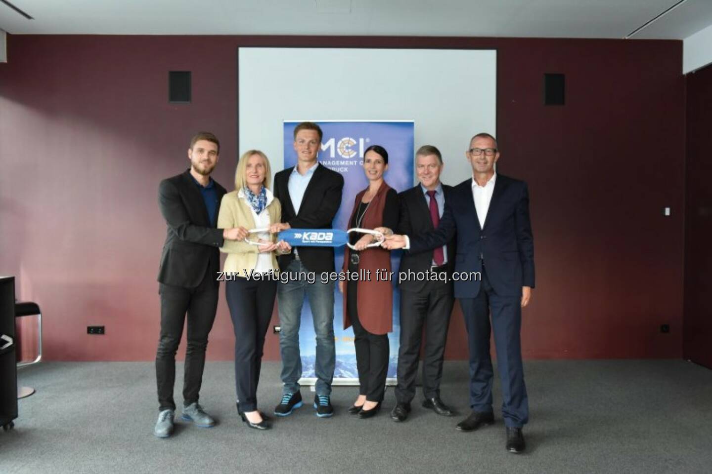 Wolfgang Stockinger (KADA - Leiter Laufbahnentwicklung), Roswitha Stadlober (KADA-Geschäftsführerin), Daniel Hölzl (KADA-Athlet, MCI-Student), Susanne E. Herzog (Leiterin MCI Executive Education), Matthias Seeler (Leiter MCI-Studiengang BWL Online), Andreas Altmann (MCI-Rektor) : Vom Spitzensportler zum Top-Manager : KADA und MCI fördern berufliche Perspektiven von Spitzensportlern/-innen : Fotocredit: MCI