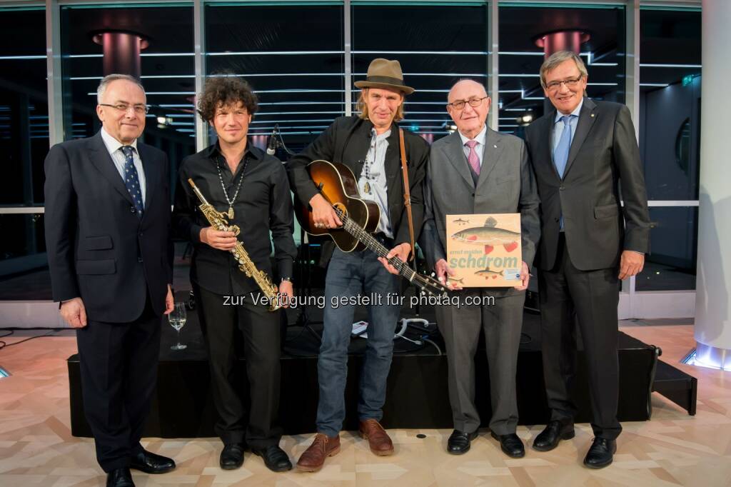 Volksanwalt Peter Fichtenbauer, Saxophonist Andrej Prozorov, Künstler Ernst Molden, Vorstandsvorsitzender des Wiener Städtischen Versicherungsverein Günter Geyer und Generaldirektor der Wiener Städtischen Versicherung Robert Lasshofer. - Wiener Städtische Versicherungsverein: Ernst Molden besingt „seine“ Donau im Wiener Ringturm (Bild: Wiener Städtische Versicherungsverein/APA-Fotoservice/Hörmandinger), © Aussendung (21.09.2016) 