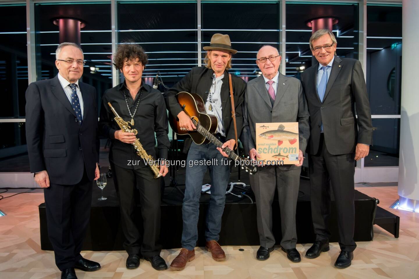 Volksanwalt Peter Fichtenbauer, Saxophonist Andrej Prozorov, Künstler Ernst Molden, Vorstandsvorsitzender des Wiener Städtischen Versicherungsverein Günter Geyer und Generaldirektor der Wiener Städtischen Versicherung Robert Lasshofer. - Wiener Städtische Versicherungsverein: Ernst Molden besingt „seine“ Donau im Wiener Ringturm (Bild: Wiener Städtische Versicherungsverein/APA-Fotoservice/Hörmandinger)