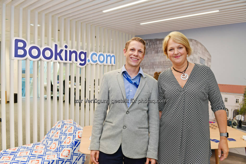 Ernst Wanek (Area Manager für Österreich), Edith Geurtsen (Regional Director für Deutschland, Zentral- und Osteuropa bei Booking.com) : Booking.com eröffnet neuen Office-Space : Fotocredit: booking.com, © Aussender (21.09.2016) 