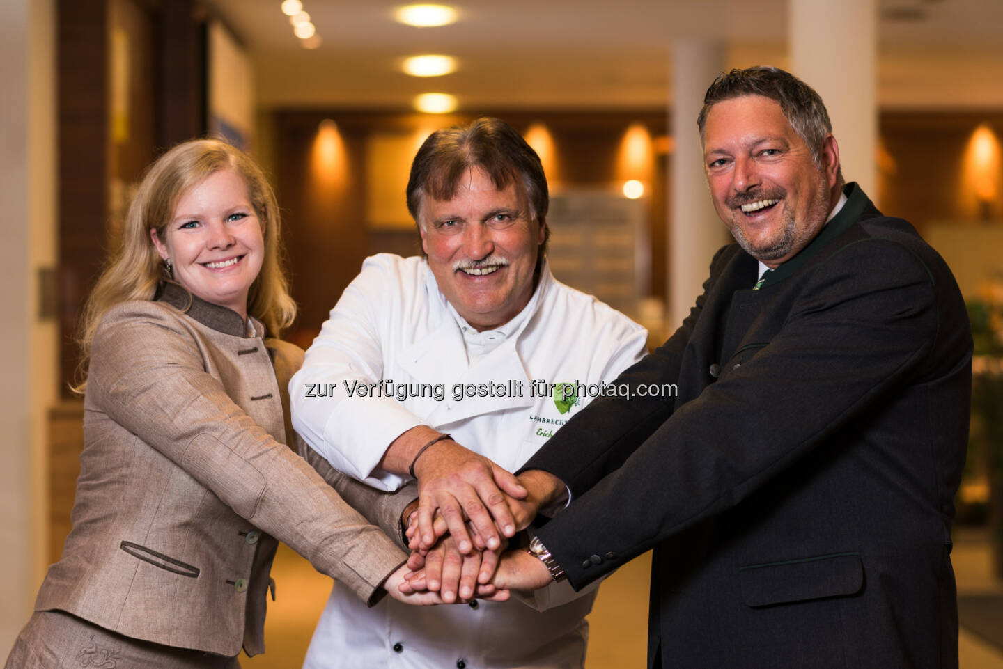 Rebecca Kesselbacher (Resident-Managerin), Erich Pucher, Bertram Mayer (GF) : Naturparkhotel Lambrechterhof engagiert Dreihaubenkoch Erich Pucher : Fotocredit: Naturparkhotel Lambrechterhof/Ars Media/Michael Hebenstreit