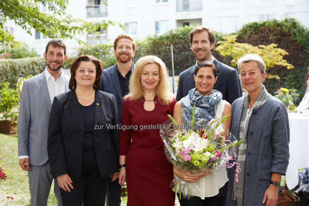 Markus Rumelhart (Bezirksvorst.), Sabine Geringer (GF Wiener Hilfswerk), Gernot Ecker (Leiter Abt. Wohnungslosenhilfe Wiener Hilfswerk), Anita Bauer (FSW-GF-Stv.), Katrin Milcic (Hausleiterin), Stephan Leixnering (Wiener Hilfswerk-Vizepräsident), Gabriele Mörk (LAbg.) : Sozial Betreutes Wohnhaus Bürgerspitalgasse feierte zehnjähriges Bestehen : Fotocredit: Wiener Hilfswerk / Daniel Nuderscher, © Aussendung (22.09.2016) 