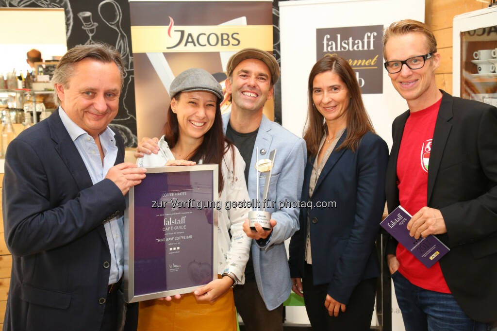 Herbert Hacker (Falstaff), Evelyn Priesch und Werner Savernik (Wiensieger und Preisträger Jacobs Goldene Kaffeebohne), Petra Grottenthaler (Jacobs), Marvin Wolf (Moderator) : Sieger des Falstaff Café Guide 2017 : Fotocredit: Falstaff Verlags-GmbH/APA-Fotoservice/Schedl, © Aussendung (23.09.2016) 