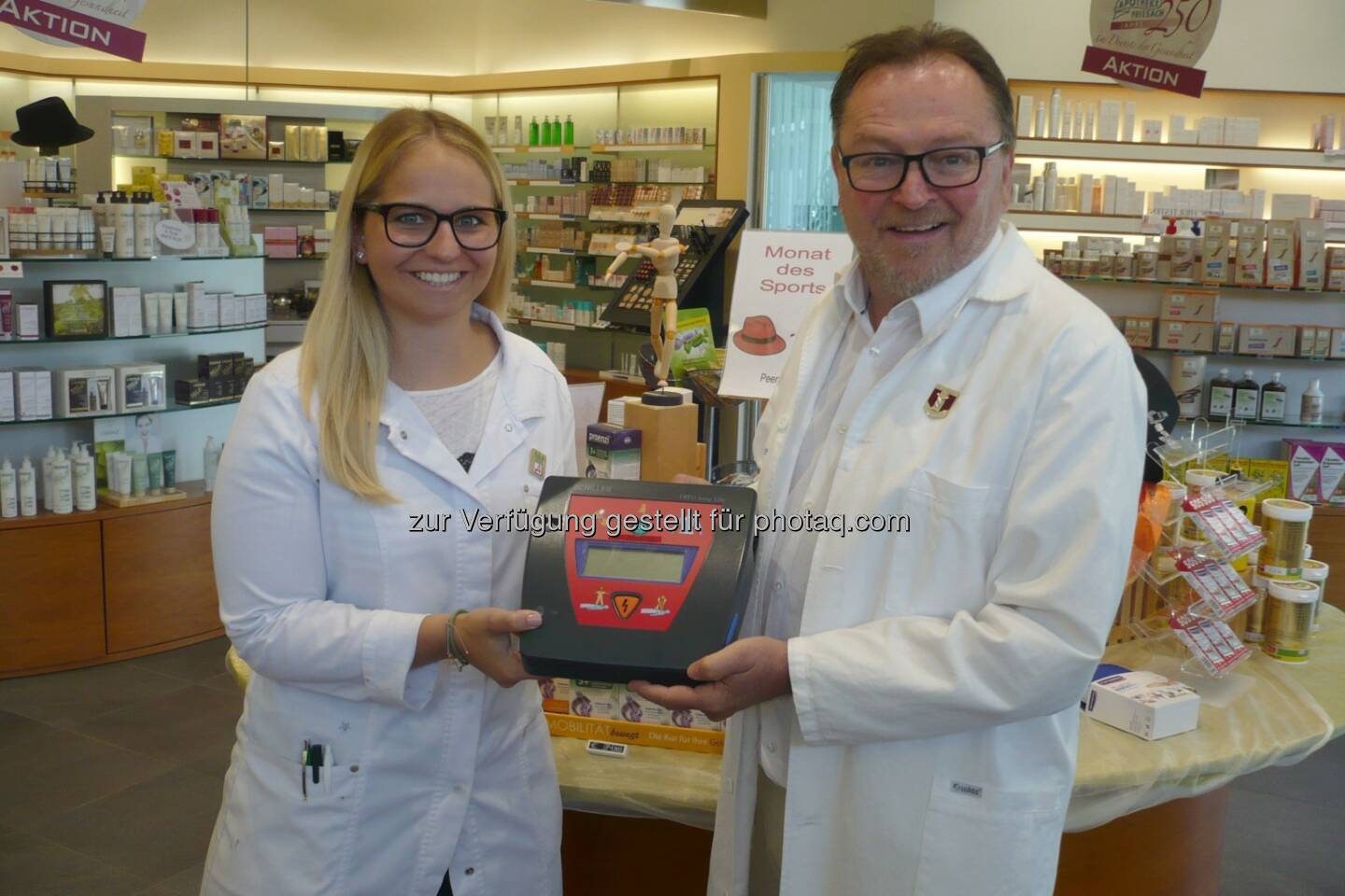 Apotheker Paul Hauser schließt mit einem Defibrillator die Versorgungslücke in Friesach - Österreichische Apothekerkammer: Weltherztag: Defibrillatoren machen Apotheken HERZsicher (Bild: Österreichische Apothekerkammer)