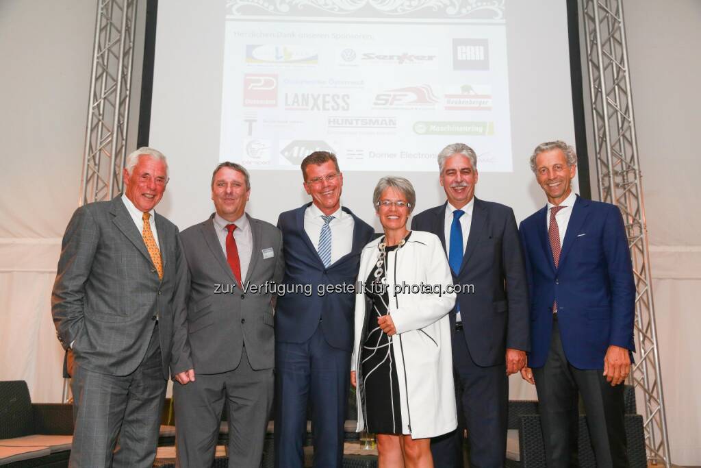 Bramac Gründer Alexander Maculan, Bramac Vertriebsleiter Thomas Schöffer, Bramac Geschäftsführer Michael Utvary, Landesrätin Petra Bohuslav, Finanzminister Hans Jörg Schelling, Regional President Südeuropa der Braas Monier Building Group Andrea Benincasa - Bramac Dachsysteme International GmbH: Feierlicher Rückblick auf 50 Jahre Bramac (Bild: Bramac/Richard Tanzer), © Aussendung (27.09.2016) 