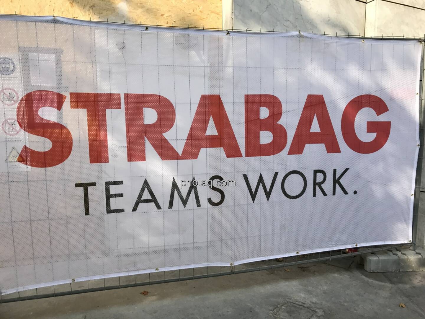 Strabag Teams Work, Baustelle, Zaun (Bild: Michael Plos)