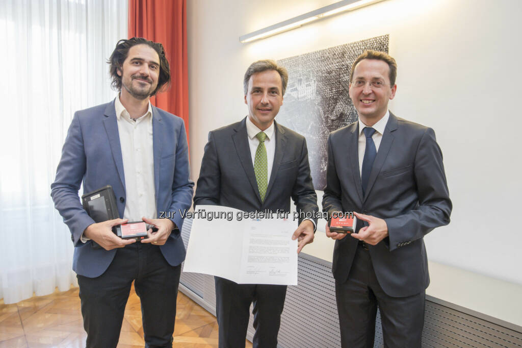 Heimo Haub (Efkon AG), Siegfried Nagl (Bürgermeister der Stadt Graz), Bernhard Puttinger (Green Tech Cluster) - Green Tech Cluster Styria GmbH: Plattform zur Umsetzung von neuesten Trends und Technologien einer Smart City (Bild: Foto Fischer), © Aussendung (28.09.2016) 