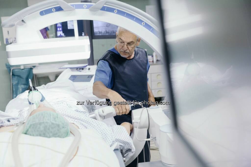 Guido Bendl (leitender Oberarzt in der urologischen Klinik des Prosper-Hospitals Recklinghausen) : Siemens Flachdetektor macht Harnsteine in der Endourologie besonders gut sichtbar : Fotocredit: Siemens Healthineers, © Aussender (28.09.2016) 