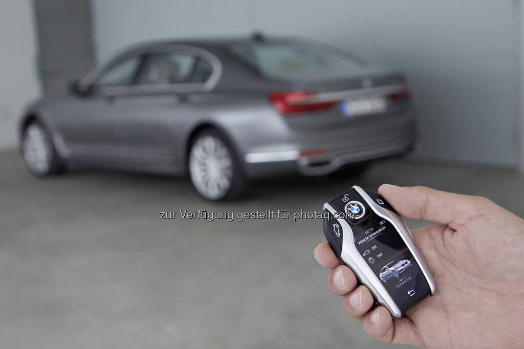 BMW 750Li xDrive : BMW gewinnt „CarIT-Award 2016“ : Jury zeichnet ferngesteuertes Parken des BMW 7er als Spitzentechnologie im Bereich „Connected Car“ aus : Fotocredit: ©BMW Group, © Aussendung (28.09.2016) 