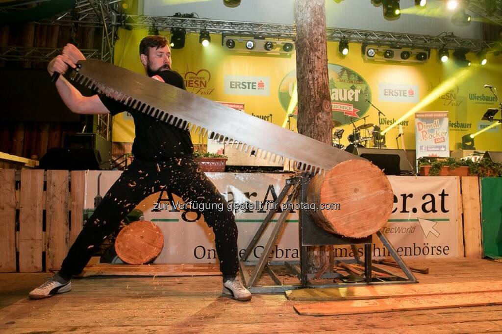 Josef Laier (Vizemeister der diesjährigen Stihl Timbersports Series) : Stihl Timbersports® eröffnete die Nacht der Landwirtschaft im Rahmen der Wiener Wiesn : Fotocredit: Harald Klemm, © Aussendung (30.09.2016) 