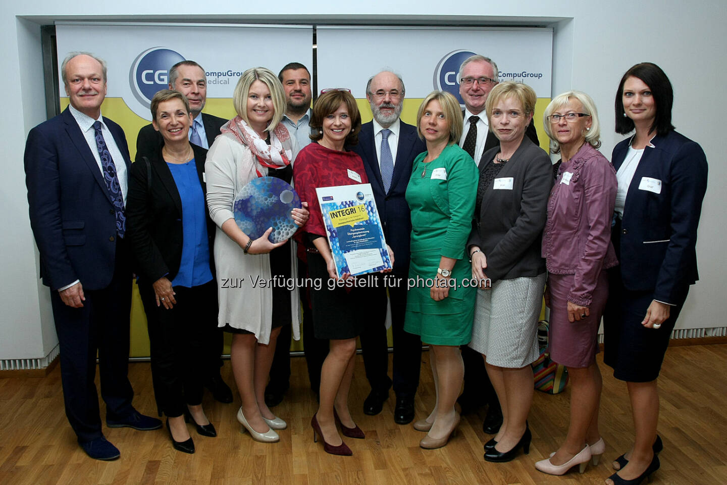 Josef Probst (Hauptverband der österreichischen Sozialversicherungsträger), Susanne Herbek (ELGA GmbH), Erwin Jobst (CompuGroup Medical), Sabine Lechner (NÖ LPH Scheiblingkirchen), Franz Birnbaumer (NÖ LPH Scheiblingkirchen), Anita Koller (NÖ LPH Scheiblingkirchen), Clemens-Martin Auer (Bundesministerium für Gesundheit und Frauen), Huberta Piller (NÖ LPH Scheiblingkirchen), Otto Huber (Amt der NÖ Landesregierung), Bettina Kral (NÖ LPH Scheiblingkirchen), Anna Ofenböck (NÖ LPH Scheiblingkirchen), Bernadette Graf (NÖ LPH Scheiblingkirchen) : Integri Preisverleihung 2016 : Österreichischer Preis für Integrierte Versorgung : Fotocredit: Gregor Zeitler