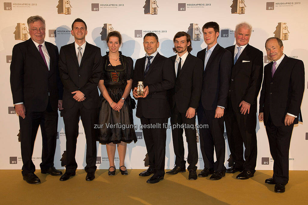 Universität Innsbruck gewinnt Houskapreis 2013 - Georg Bauthen, Stv. des Vorsitzenden B&C Privatstiftung; Lukas Märk, Ionicon Analytik, Achim Hansel (in der Mitte mit Preis) und sein Team, Institut für Ionenphysik und Angewandte Physik; Wolfgang Hofer, Vorstandsmitglied B&C Privatstiftung und Erich Hampel, Vorstandsvorsitzender B&C Privatstiftung (Foto: B&C Privatstiftung) (26.04.2013) 