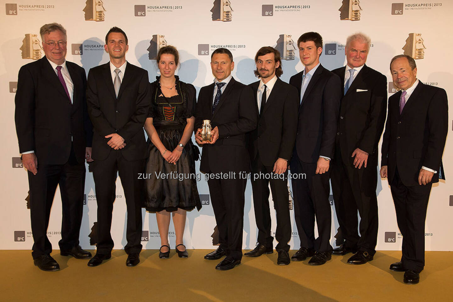 Universität Innsbruck gewinnt Houskapreis 2013 - Georg Bauthen, Stv. des Vorsitzenden B&C Privatstiftung; Lukas Märk, Ionicon Analytik, Achim Hansel (in der Mitte mit Preis) und sein Team, Institut für Ionenphysik und Angewandte Physik; Wolfgang Hofer, Vorstandsmitglied B&C Privatstiftung und Erich Hampel, Vorstandsvorsitzender B&C Privatstiftung (Foto: B&C Privatstiftung)