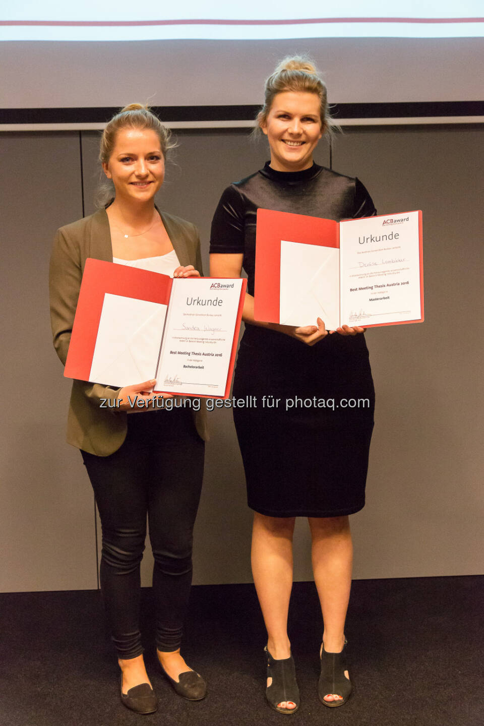 Sandra Wagner (Gewinnerin in der Kategorie Bachelorarbeit), Denise Lembäcker (Gewinnerin in der Kategorie Masterarbeit) : Das Austrian Convention Bureau (ACB) vergab die Best Meeting Thesis Austria 2016 in Wien : Fotocredit: Austrian Convention Bureau/bildgewaltig.at