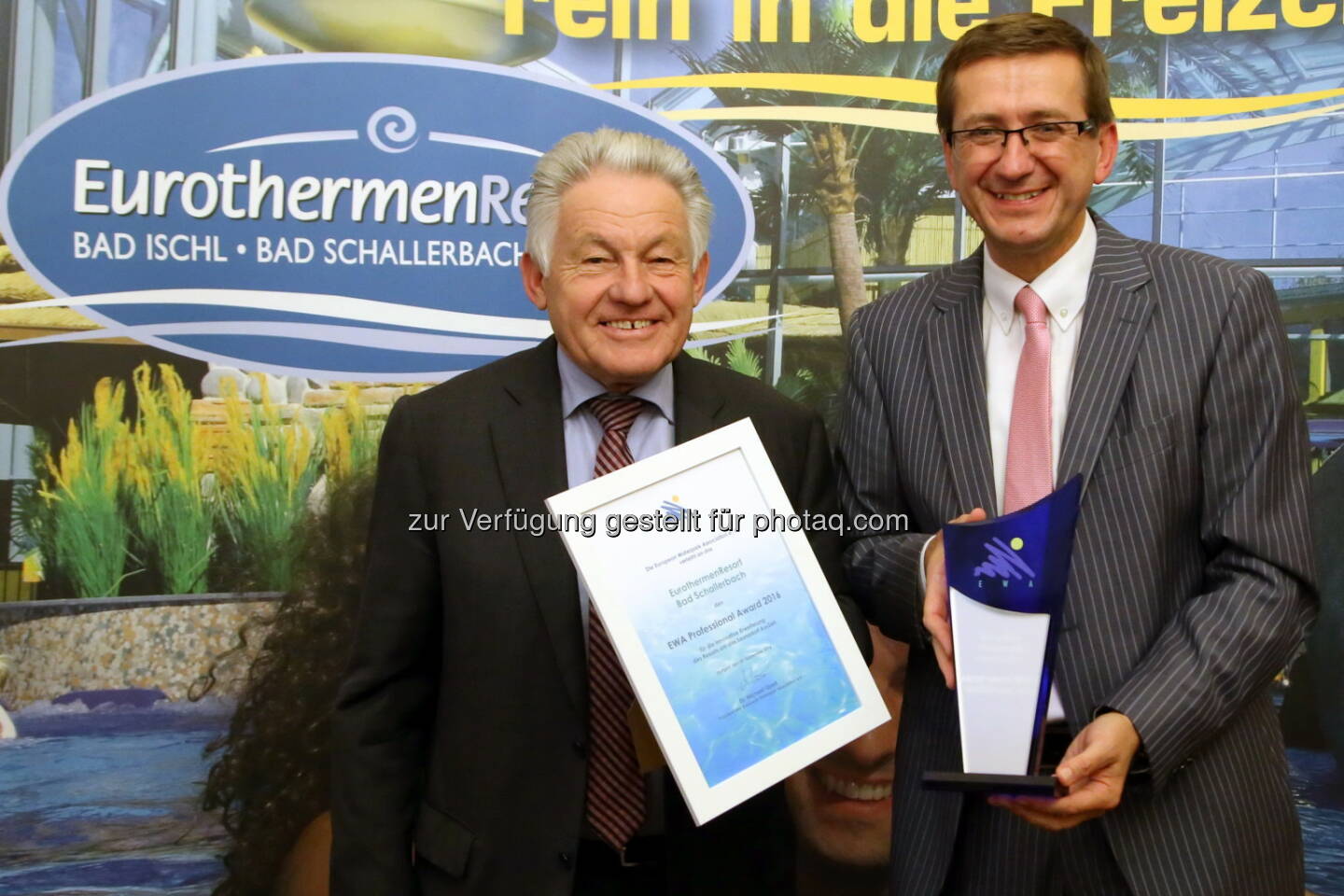 Josef Pühringer (Aufsichtsratsvorsitzender der OÖ Thermenholding, LH OÖ), Markus Achleitner (Eurothermen-Generaldirektor) : Auszeichnung mit dem „Europäischen Bäder-Oscar“ - Eurotherme Bad Schallerbach ist „Beste Therme Europas“ : Fotocredit: Eurothermen