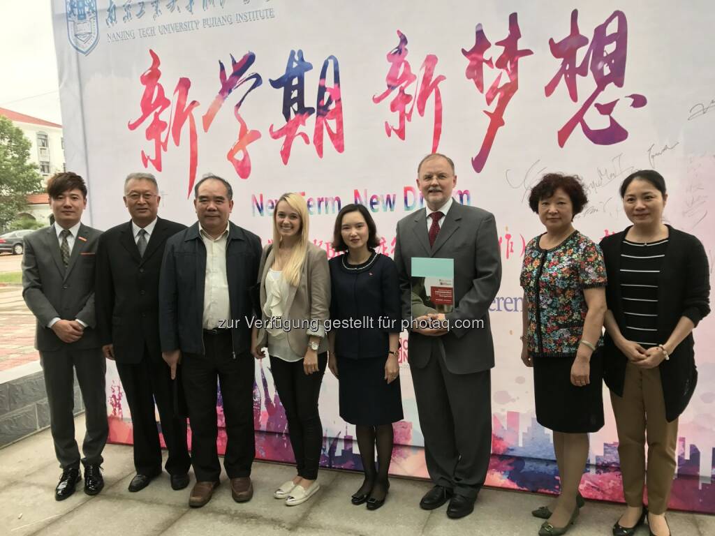 Ivan Qian (Vize-Präsident und Dekan des IHD College der Nanjing Tech University Pujiang Institute), Cui Ming Xing (Berater des Büros für internationale Beziehung der Stadt Nanjing), Lin Ping Hua (Präsident der Nanjing Tech University Pujiang Institute), Lisa Kronreif (Stellvertretende Wirtschaftsdelegierte des Außenwirtschaftscenters in Shanghai), Monica Ng (Repräsentantin der Wirtschaftskammer Wien, Büro HongKong), Andreas Zins (Dekan der Modul School der Nanjing Tech University Pujiang Institute), Nancy Zhang (Senior Consultant des IHD College der Nanjing Tech University Pujiang Institute), ZhangYing Hua (Direktorin des Büros für internationale Beziehung der Stadt Nanjing) : Modul University Vienna übernimmt Vorreiterrolle im Bildungsexport : Fotocredit: Modul University Vienna, © Aussendung (05.10.2016) 