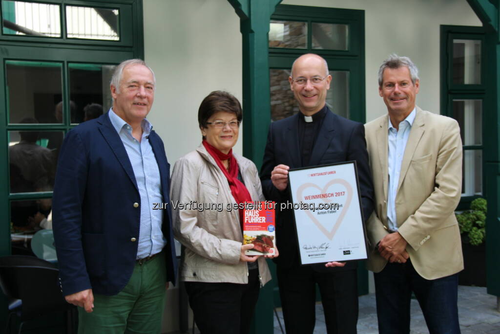 Josef Karner (Zalto Glas), Renate Wagner-Wittula (Wirtshausführer), Anton Faber (Dechant, Dompfarrer), Klaus Egle (Wirtshausführer) : Wiener Dompfarrer Dechant Anton Faber ist Wirtshausführer Weinmensch 2017 : Fotocredit: Wirtshausführer, © Aussendung (06.10.2016) 