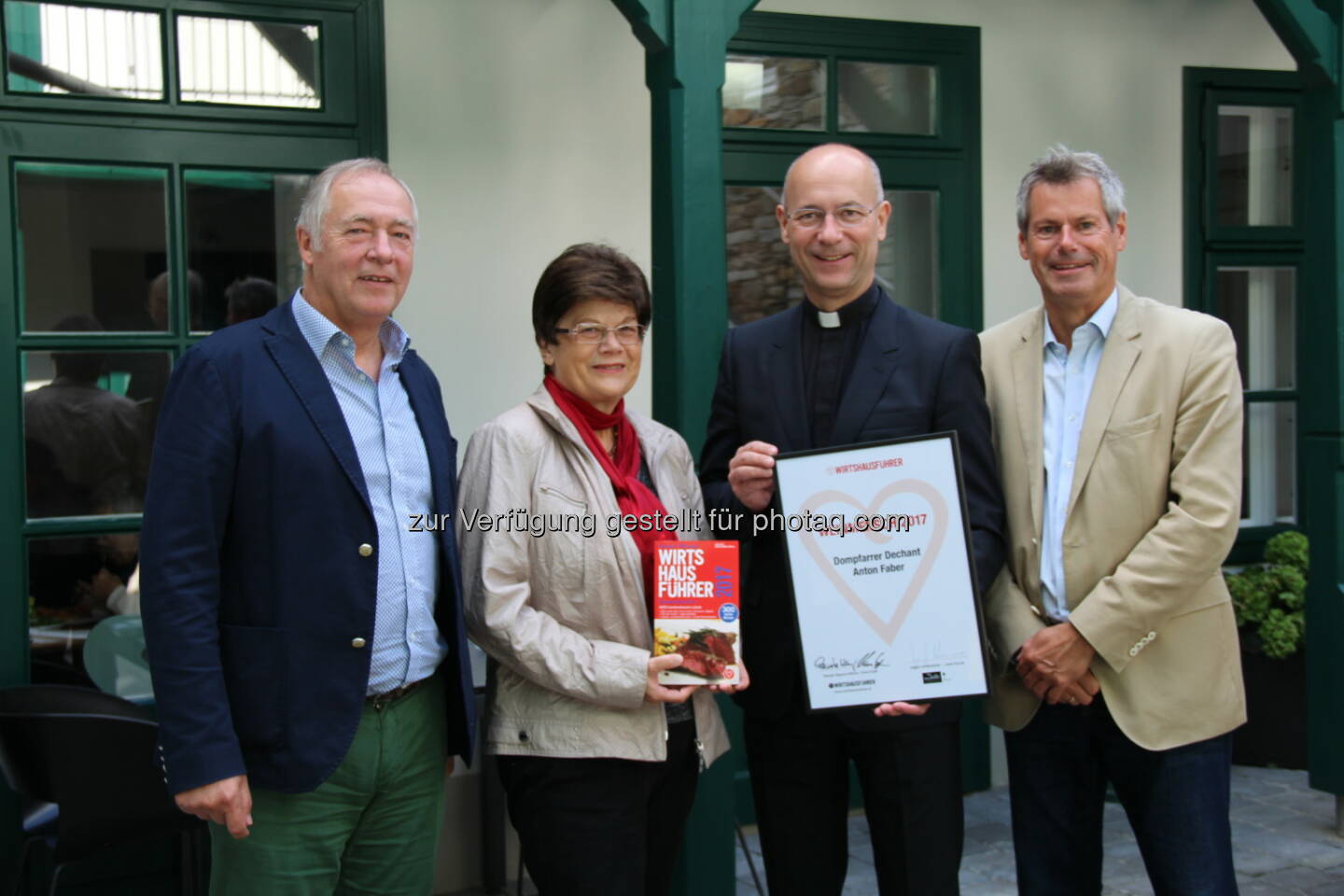 Josef Karner (Zalto Glas), Renate Wagner-Wittula (Wirtshausführer), Anton Faber (Dechant, Dompfarrer), Klaus Egle (Wirtshausführer) : Wiener Dompfarrer Dechant Anton Faber ist Wirtshausführer Weinmensch 2017 : Fotocredit: Wirtshausführer