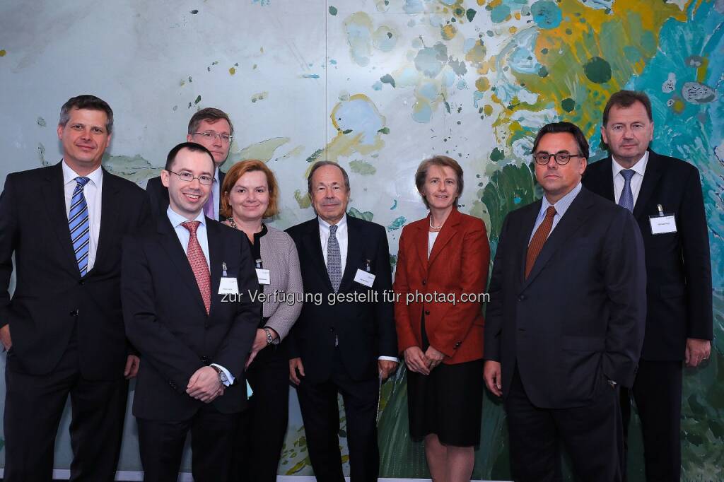 Ulrich Torggler (Universität Wien), Lukas Feiler (Baker McKenzie Diwok Hermann Petsche Rechtsanwälte), Martin Oppitz (a2o legal Rechtsanwälte), Marielouise Gregory (Leitung Rechtsabteilung der Telekom Austria), Erich Hampel (Vorstandsvorsitzender der B&C Privatstiftung), Susanne Kalss (Institut für Zivil-und Unternehmensrecht, WU Wien), Paul Oberhammer (Dekan der Rechtswissenschaftlichen Fakultät der Universität Wien), Franz Marhold (Institutsvorstand für Österreichisches und Europäisches Arbeitsrecht und Sozialrecht, WU Wien) : 5. Wiener Unternehmensrechtstag: Informationsweitergabe im Spannungsfeld zwischen Transparenz und Datenschutz : Fotocredit: B&C/APA-Fotoservice/Langegger (07.10.2016) 