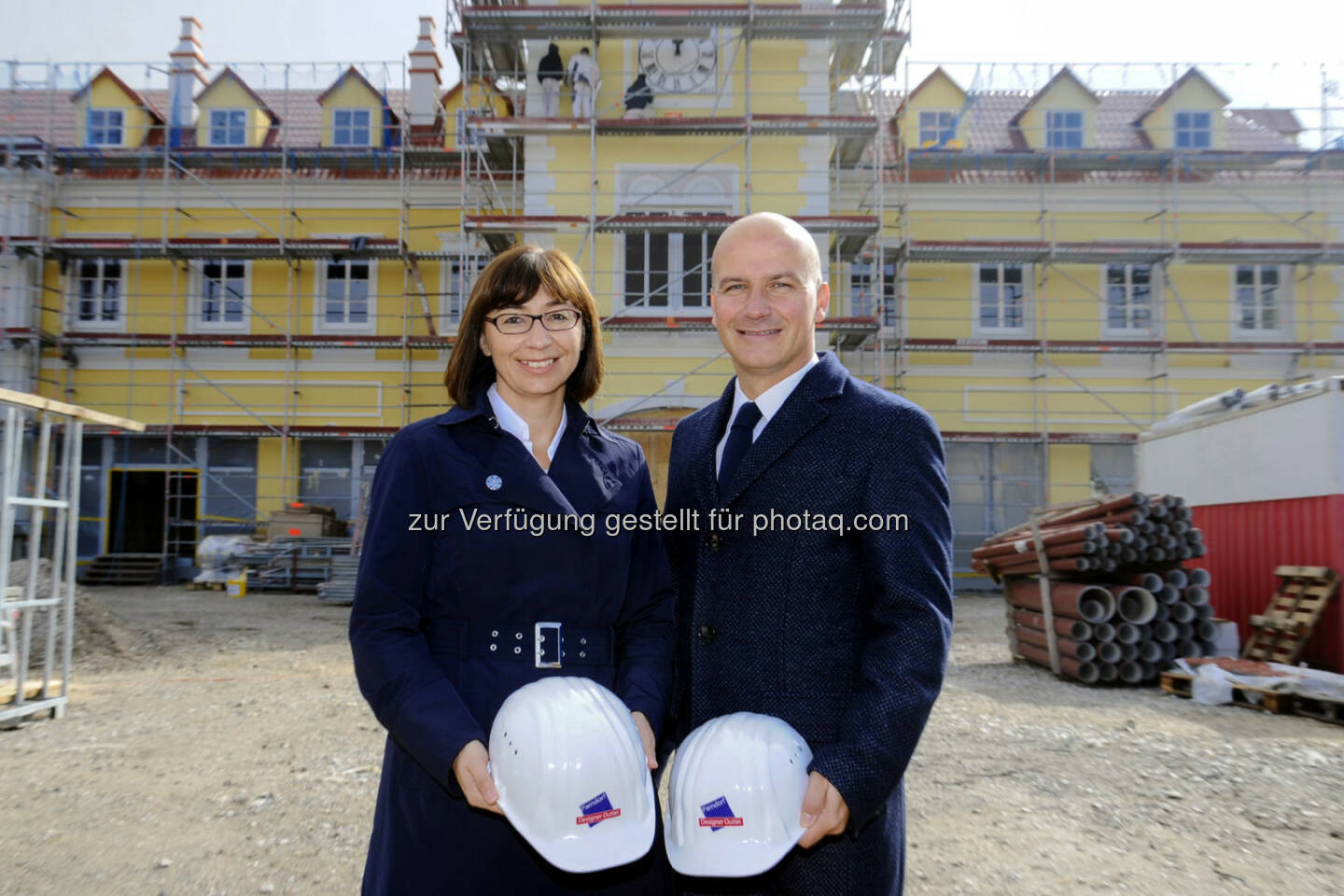 Birgit Lentsch (Bezirkshauptfrau), Mario Schwann (Centermanager) : Fünfte Ausbaustufe im McArthurGlen Designer Outlet Parndorf für Centererweiterung um bis zu 25 neue Shops : Fotocredit: McArthurGlen Designer Outlet Parndorf – Abdruck honorarfrei/Starz