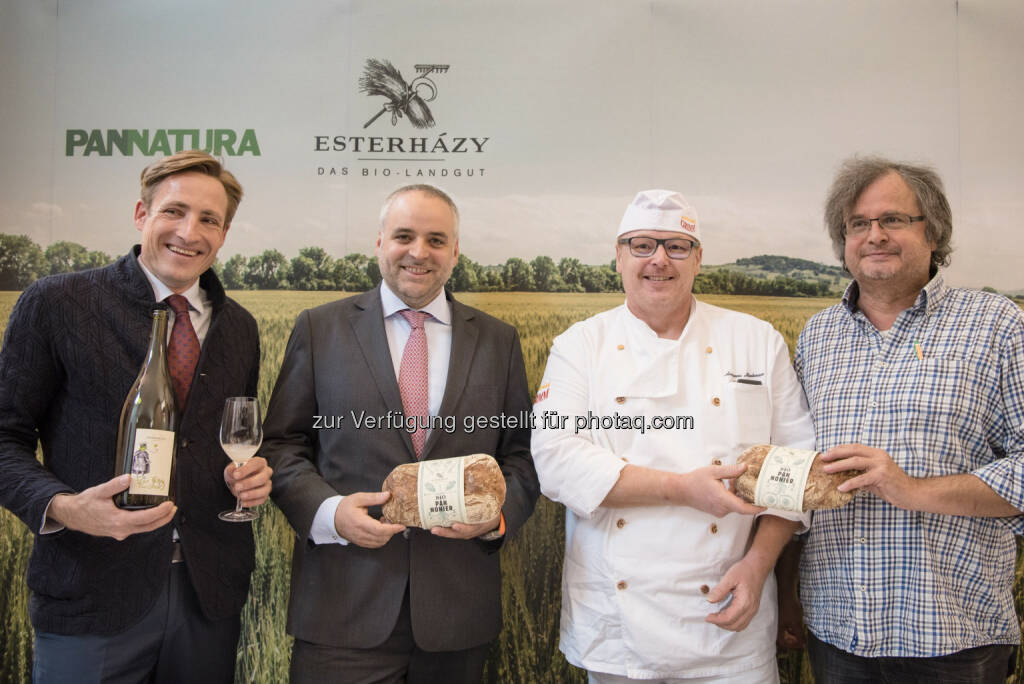 Stefan Tscheppe (Weingut Esterhazy), Matthias Grün (Direktor Esterhazy Forst- und Naturmanagement), Andreas Maderna (Bäckerei Grimm), Gerhard Zoubek (Adamah Biohof) : Vielfalt & Qualität erleben : Matthias Grün erläuterte die Grundlagen der rein biologischen Anbauweise bei Esterhazy bei einer Verkostung der aktuellen Produktpalette im Restaurant Hansen : Fotocredit: Esterhazy/Fenz, © Aussender (07.10.2016) 