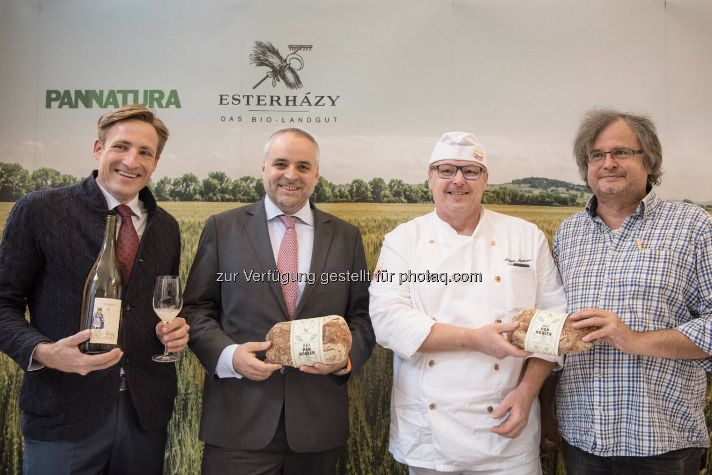 Stefan Tscheppe (Weingut Esterhazy), Matthias Grün (Direktor Esterhazy Forst- und Naturmanagement), Andreas Maderna (Bäckerei Grimm), Gerhard Zoubek (Adamah Biohof) : Vielfalt & Qualität erleben : Matthias Grün erläuterte die Grundlagen der rein biologischen Anbauweise bei Esterhazy bei einer Verkostung der aktuellen Produktpalette im Restaurant Hansen : Fotocredit: Esterhazy/Fenz