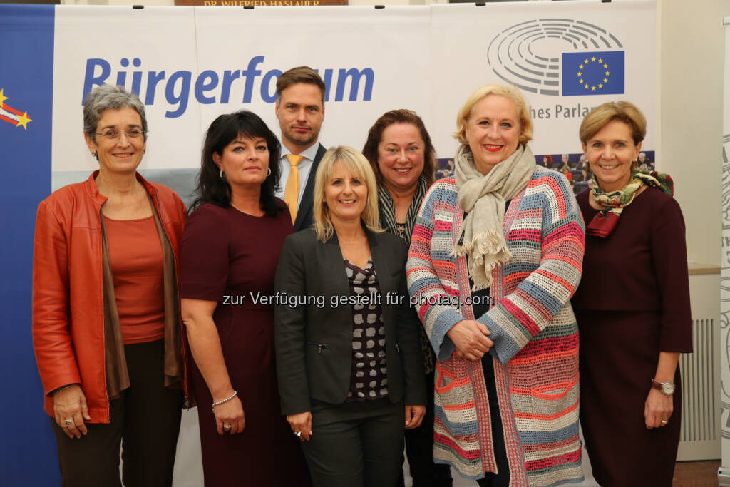 Ulrike Lunacek (Vizepräsidentin des Europäischen Parlaments), Karin Berger (Stv. Landesparteiobfrau FPÖ Salzburg), Rainer Hable (Abgeordneter zum Nationalrat, Neos), Karoline Graswander-Hainz (Mitglied des Europäischen Parlaments - SPÖ), Karin Dollinger (Salzburger Gemeinderätin), Claudia Schmidt (Mitglied des Europäischen Parlaments, ÖVP-EVP), Brigitta Pallauf (Salzburger Landtagspräsidentin): Bürgerforum des Europäischen Parlaments in Salzburg : Fotocredit: Informationsbüro des Europäischen Parlaments/APA-Fotoservice/Neumayr, © Aussender (07.10.2016) 