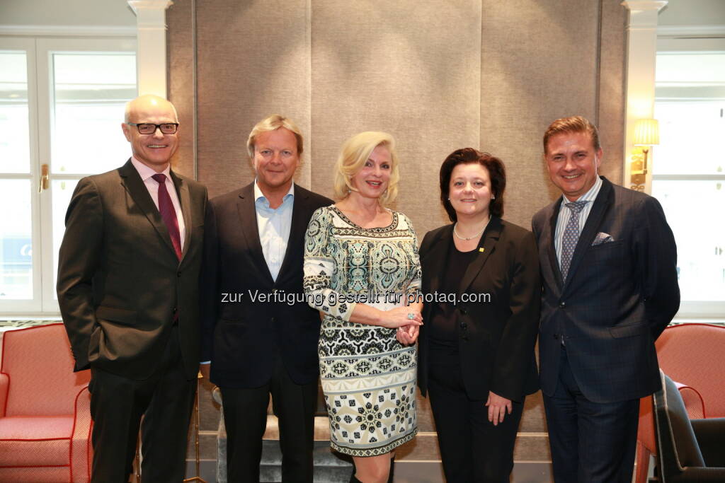 Karl Stoss (GD Casinos Austria AG), Bernhard Ramsauer  (Vorstandsvorsitzender der Semper Constantia Privatbank AG), Barbara Feldmann (Annemarie Imhof-Komitee), Sabine Geringer (GF Wiener Hilfswerks), Reinhard Deiring (Direktor Casino Wien) : Casino Matinée 2016: Annemarie-Imhof-Komitee unterstützt Aktionsraum des Wiener Hilfswerks - Benefiz-Versteigerung im Casino Restaurant Wien : Fotocredit: Wiener Hilfswerk / Daniel Nuderscher, © Aussender (08.10.2016) 