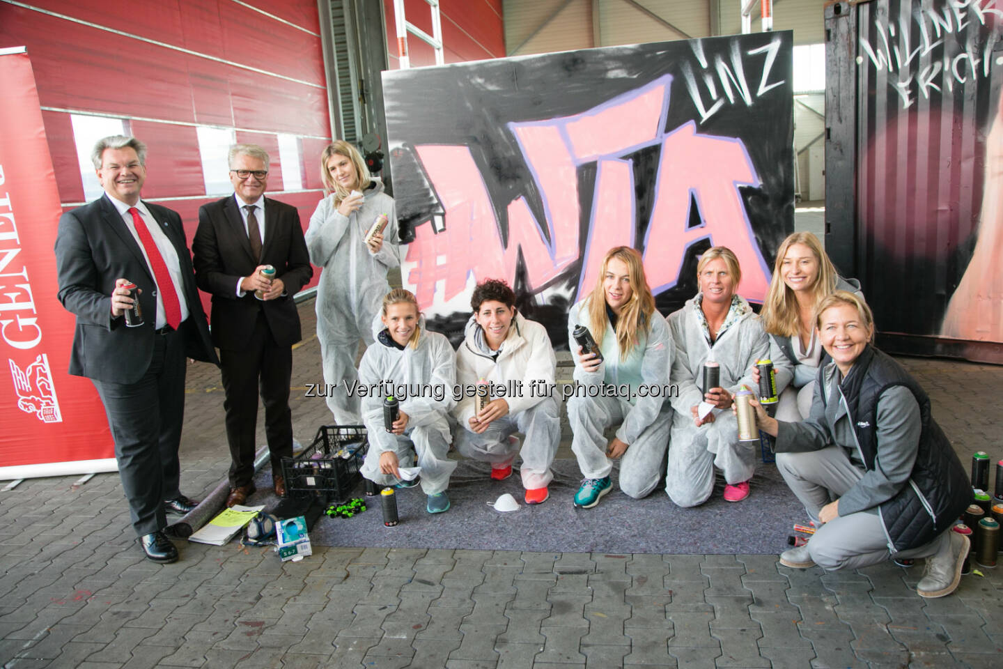  (v. l.): Die Graffiti-Künstler Harald Kronsteiner (Chef Linzer Hafen), Bürgermeister Klaus Luger, Genie Bouchard, Barbara Haas, Carla Suarez Navarro, Anastasia Pavlyuchenkova, Sandra Klemenschits, Barbara Schett, Sandra Reichel.  Bildnachweis: cityfoto.at 