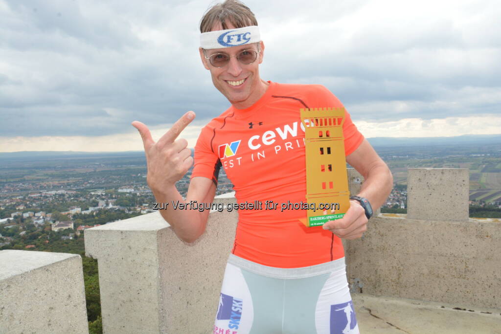 Rolf Majcen lief nach 8,27 Minuten als Zweiter durchs Ziel am höchsten Punkt der Bad Vöslauer Harzbergwarte : Der „Harzbergsprint“ führte über 1400 Meter und 200 Höhenmeter . Fotocredit: Rolf Majcen (09.10.2016) 