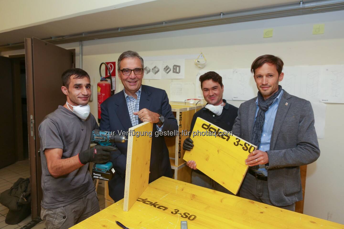 Andreas J. Ludwig (Vorstandsvorsitzender Umdasch Group AG), Klaus Schwertner (Generalsekretär Caritas) mit Projektteilnehmern : Umdasch Foundation unterstützt Integrationsprojekt : Fotocredit: Umdasch Group AG/APA-Fotoservice/Tanzer