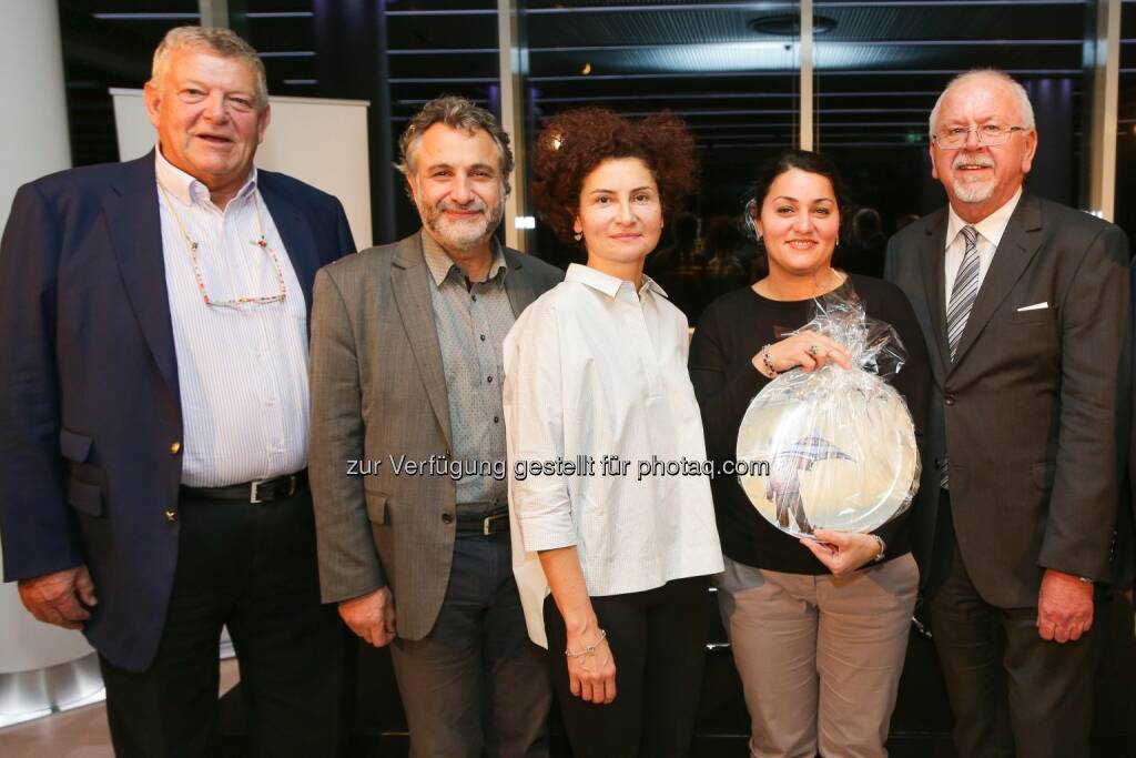 Hansjörg Tengg (Unternehmer), Tarafa Baghajati (Obmann der Initiative Muslimischer Österreicher), Alev Korun (Nationalratsabgeordnete), Lamya Kaddor (Islamwissenschaftlerin und Autorin), Hans Raumauf (Vorstandsdirektor Wiener Städtische Versicherungsverein) : Diskussionsreihe „Zukunft im Turm“ des Wiener Städtischen Versicherungsvereins : Zukunftsgespräch mit Lamya Kaddor: Wie kann Integration gelingen? : Fotocredit: Wiener Städtische Versicherungsverein/APA-Fotoservice/Tanzer, © Aussender (10.10.2016) 