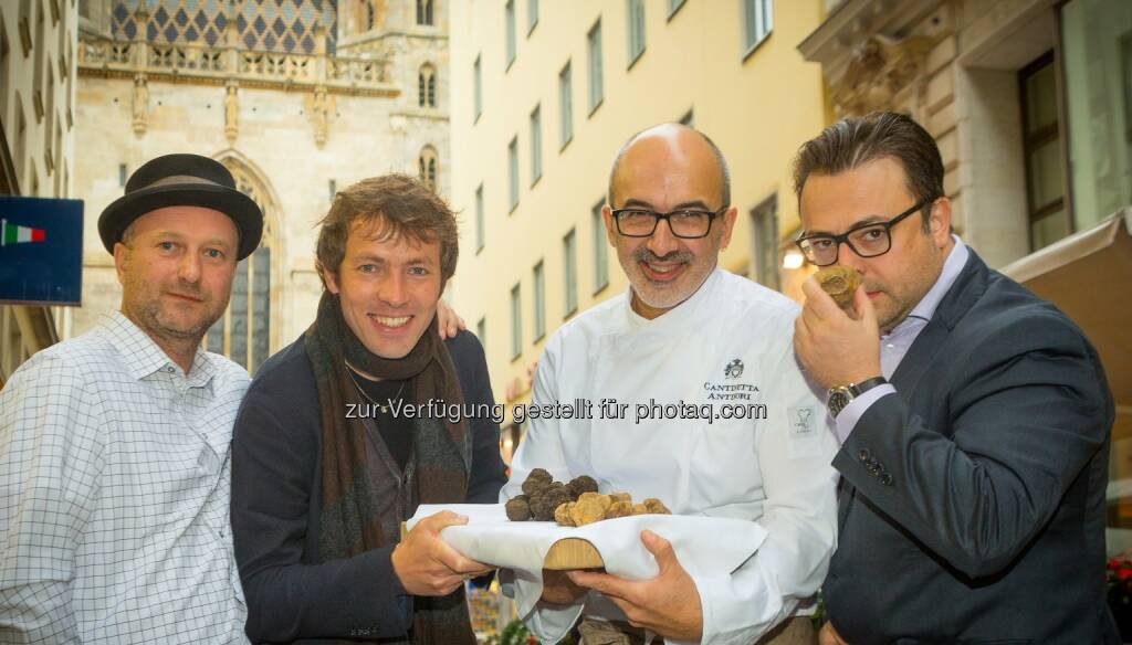 Thomas Edlinger (Gastronom), Luca Miliffi (Trüffelspezialist), Lorenzo Dimartino (Cantinetta Antinori), Cosimo Zaccaria : Wiener Trüffelmarkt startet Mitte November 2016 auf dem Red Carpet vor dem Stephansdom : Fotocredit: Verein Trüffelmarkt/Michael Weinwurm, © Aussender (11.10.2016) 