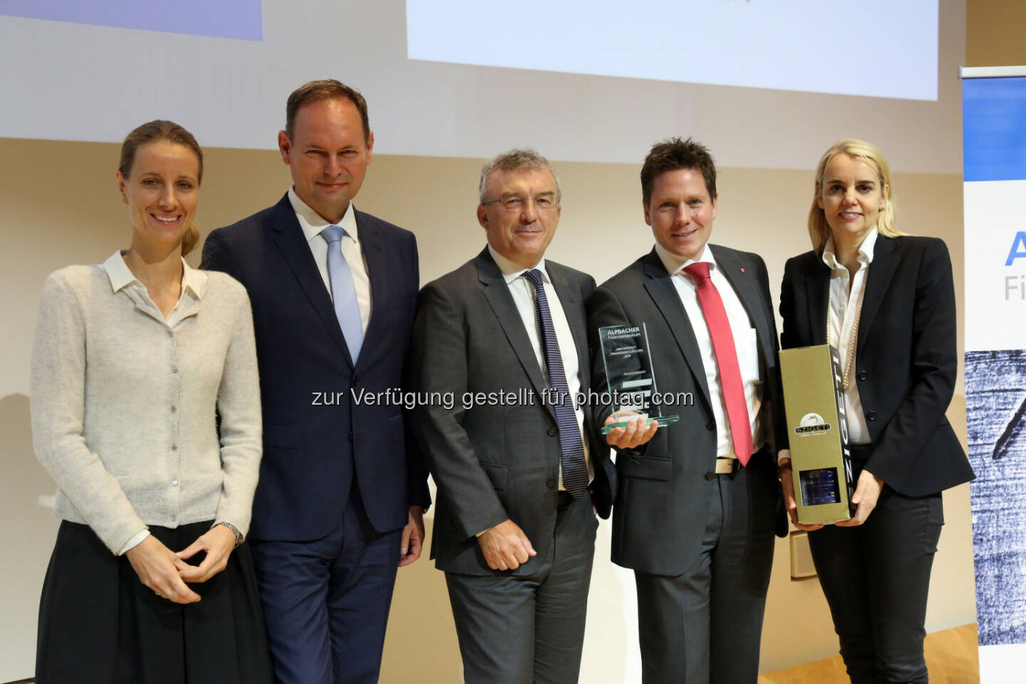 Angela Ortner, Borna Ljubicic, Dieter Hengl (Bank Austria Vorstand Corporate & Investment Banking), Alexander Ortner, Ruth Fritzer : 30. Finanzsymposium Alpbach : Bank Austria „Cross Border Account Opening“-Lösung alsinnovativste Finanzdienstleistung 2016 ausgezeichnet : Fotocredit: UniCredit Bank Austria Pressestelle