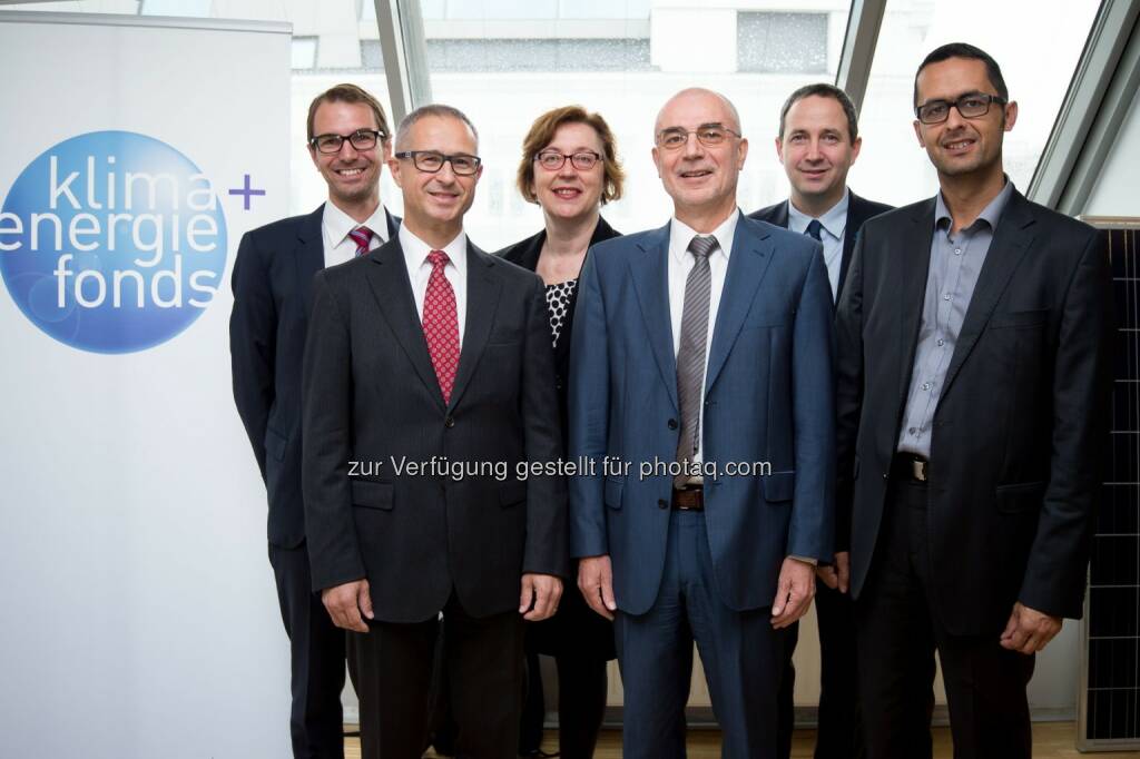 Andreas Brandstätter (Lenzing Plastics GmbH & Co GmbH), Alfred Stern (Borealis AG), Theresia Vogel (Klima- und Energiefonds), Reinhold Lang (Johannes Kepler Universität / Konsortialführer „SolPol“), Markus Haager (AGRU Kunststofftechnik GmbH), Robert Buchinger (Sunlumo Technology GmbH) : Klima- und Energiefonds: Heimische Forschungsinitiative revolutioniert den globalen Solarmarkt : „SolPol“ zieht mit marktreifen Innovationen Erfolgsbilanz : Fotocredit: Klima- und Energiefonds/APA-Fotosrevice/Hörmandinger, © Aussendung (11.10.2016) 