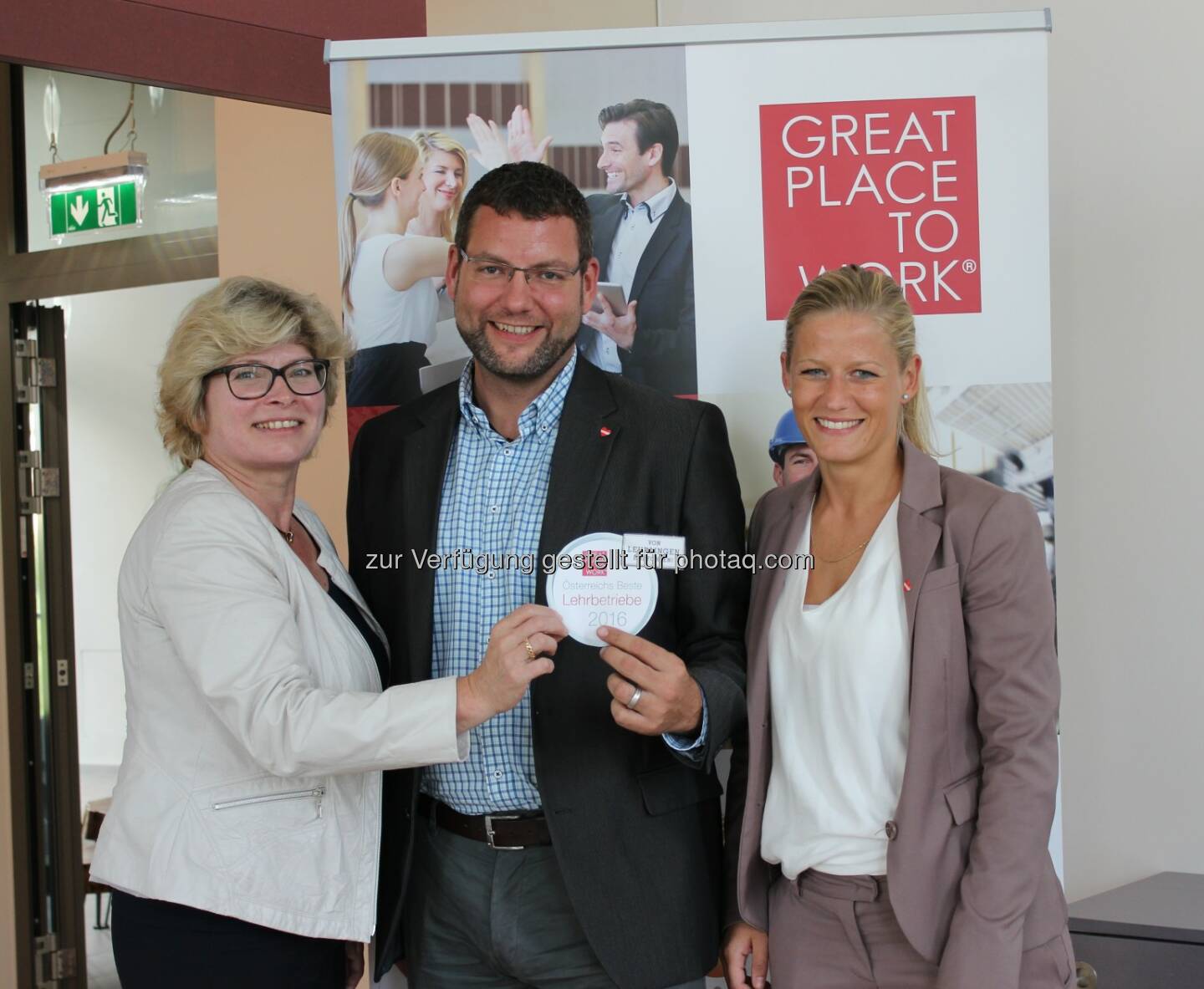 Doris Palz (GF Great Place to Work), Christian Putz (Personalleiter Lidl Österreich), Anna Birgmann (Consultant Personal Lidl Österreich) : Lidl Österreich bekommt als erstes Unternehmen das Zertifikat „Österreichs beste Lehrbetriebe“ : Fotocredit: Lidl Österreich